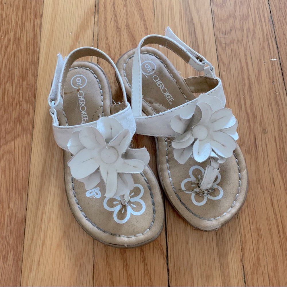 Cherokee Girls size 9 white flower sandals